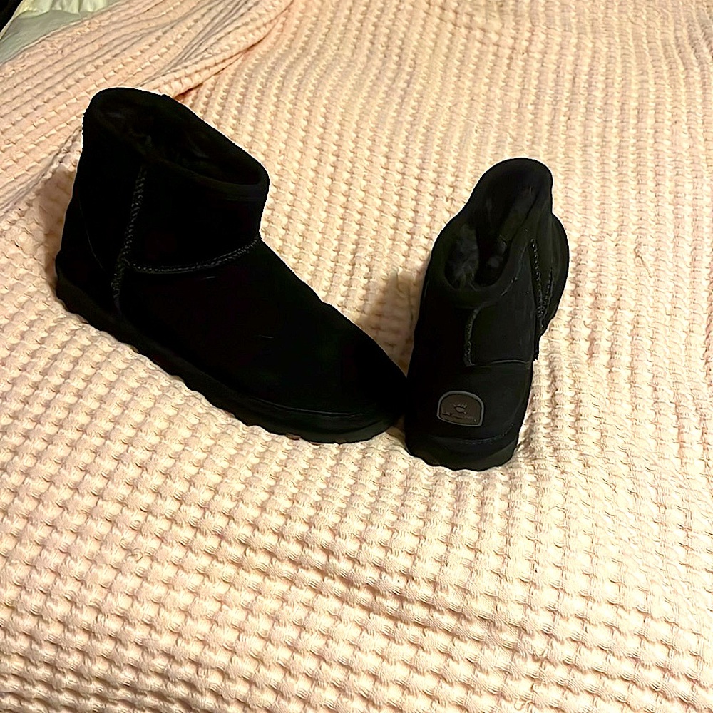 Bearpaw short black boots